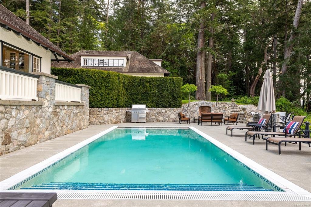 605 Senanus Drive, Central Saanich, BC, V8M 1S6 - 8