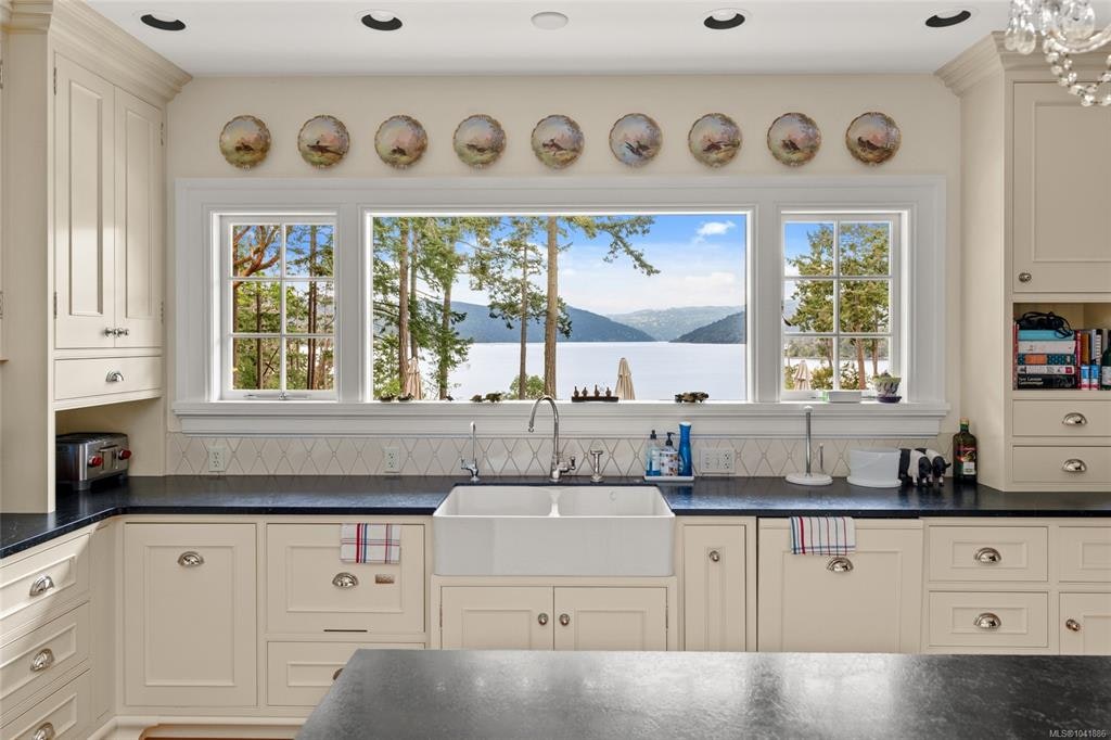 605 Senanus Drive, Central Saanich, BC, V8M 1S6 - 12