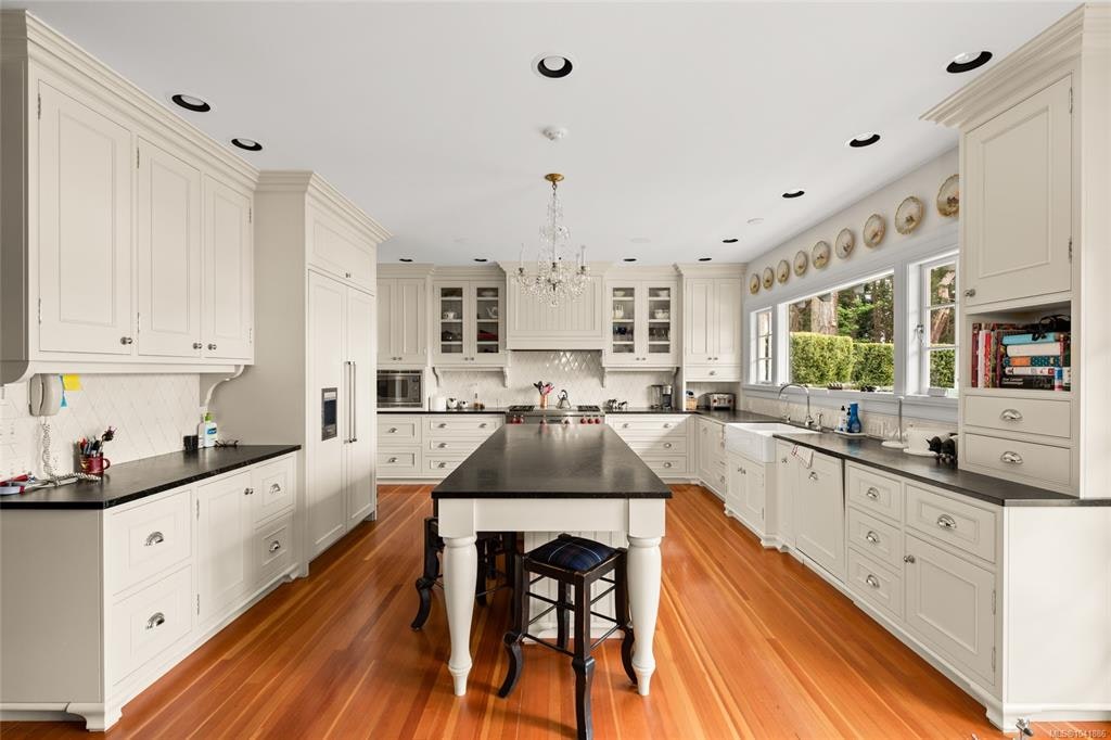605 Senanus Drive, Central Saanich, BC, V8M 1S6 - 13