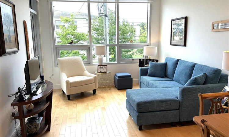 204-916 Lyall Street