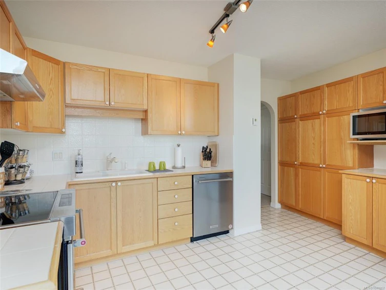 313-10 Paul Kane Place, Victoria, BC, V9A 7J8 - 11