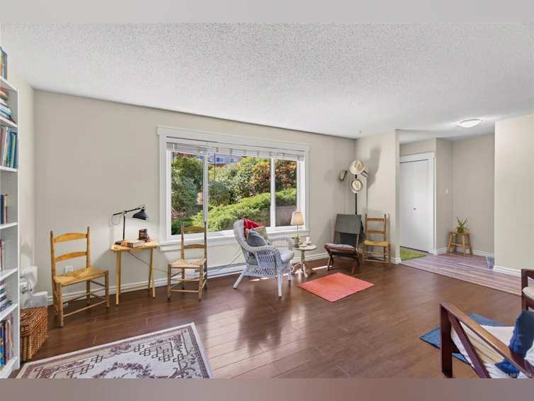 5524-5526 Lost Lake Road, Nanaimo, BC, V9T 5G4 - 9