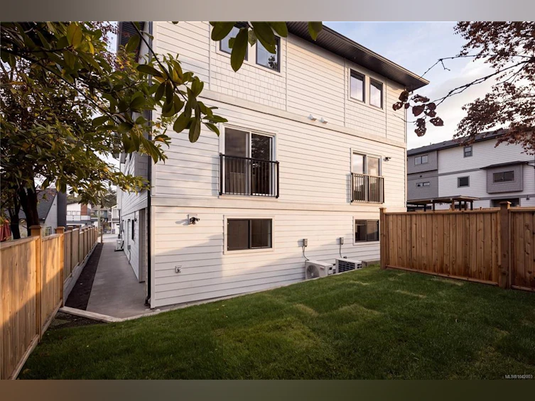 3-913 Dale Street, Saanich, BC, V8X 2V9 - 4