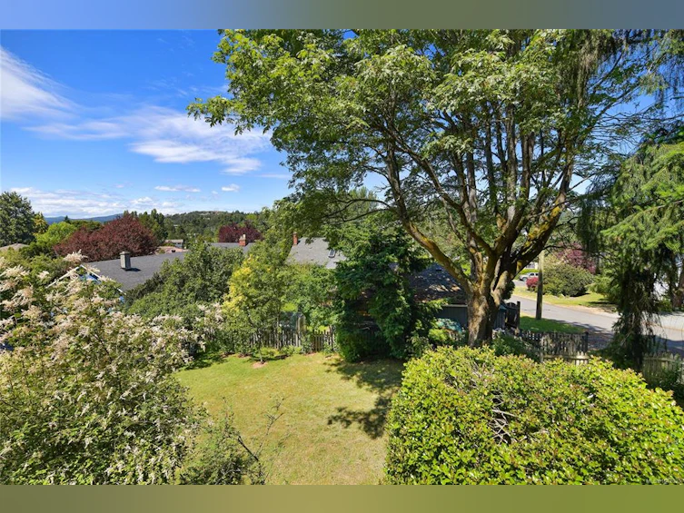 3890 Savannah Avenue, Saanich, BC, V8X 1T5 - 8