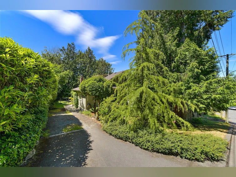 3890 Savannah Avenue, Saanich, BC, V8X 1T5 - 25