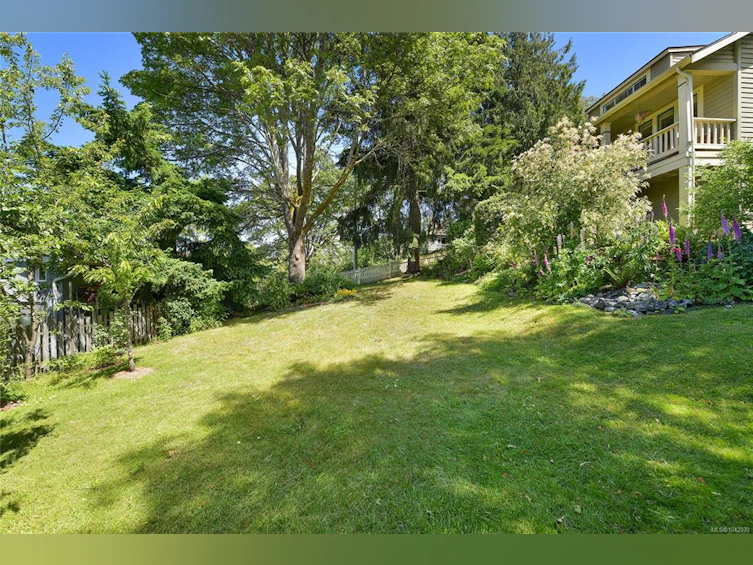 3890 Savannah Avenue, Saanich, BC, V8X 1T5 - 3