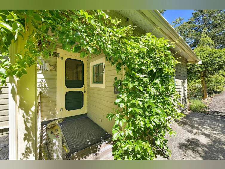 3890 Savannah Avenue, Saanich, BC, V8X 1T5 - 26