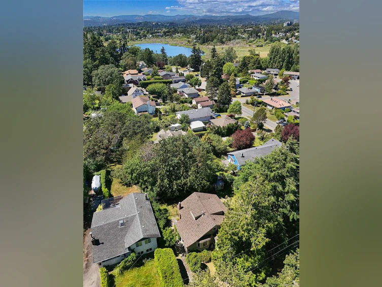 3890 Savannah Avenue, Saanich, BC, V8X 1T5 - 29