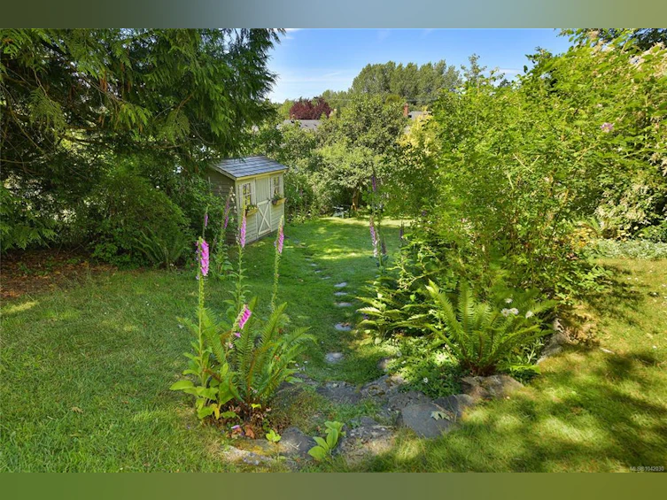 3890 Savannah Avenue, Saanich, BC, V8X 1T5 - 5