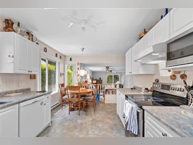 5208 Harold Green, Saanich, BC, V8Y 3E5 - 11