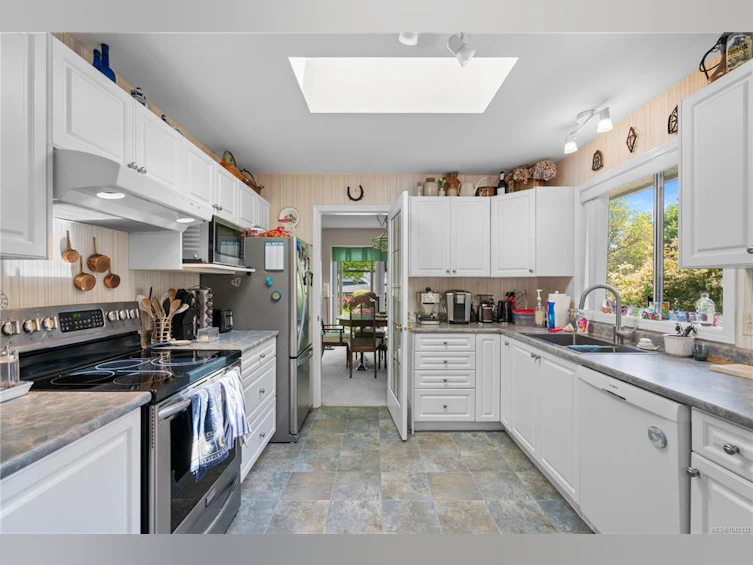 5208 Harold Green, Saanich, BC, V8Y 3E5 - 13