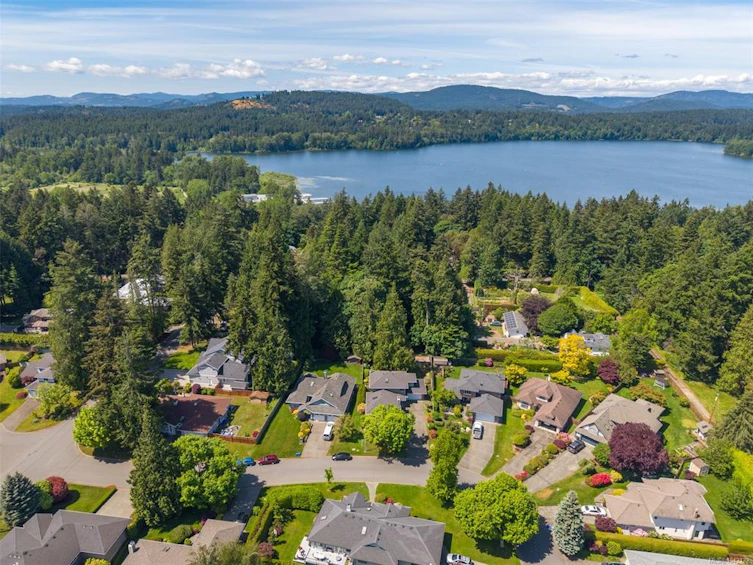 5208 Harold Green, Saanich, BC, V8Y 3E5 - 2