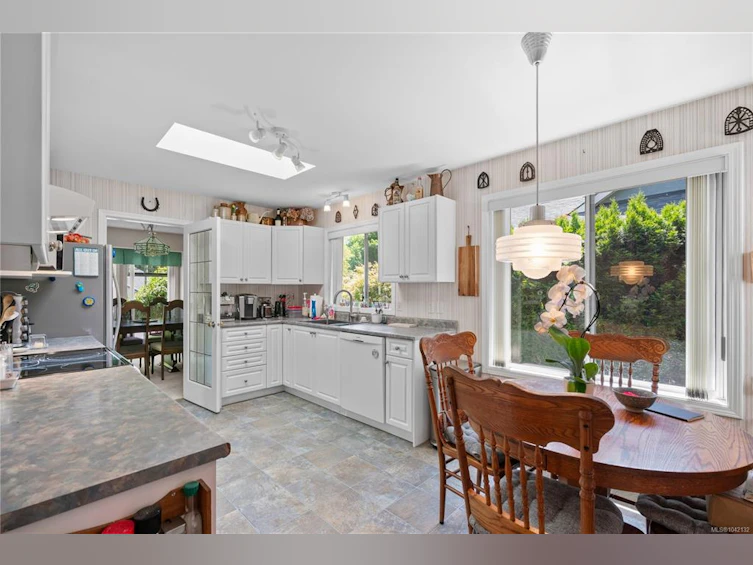 5208 Harold Green, Saanich, BC, V8Y 3E5 - 16