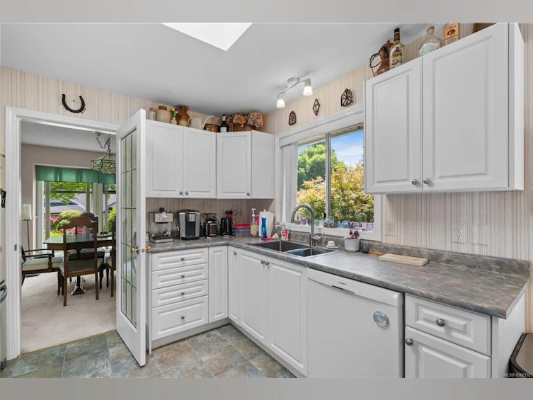 5208 Harold Green, Saanich, BC, V8Y 3E5 - 14
