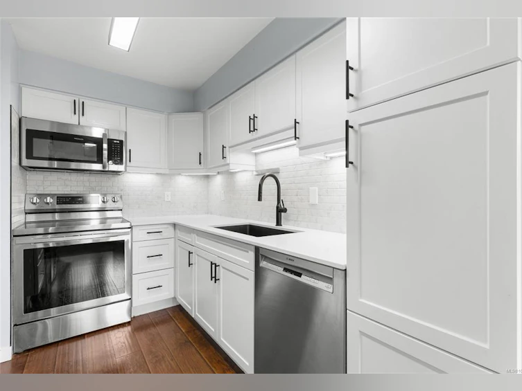 305-935 Johnson Street, Victoria, BC, V8V 3N5 - 4