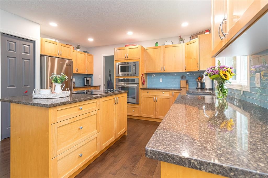 1927 Riverside Drive, View Royal, BC, V9B 6H9 - 6