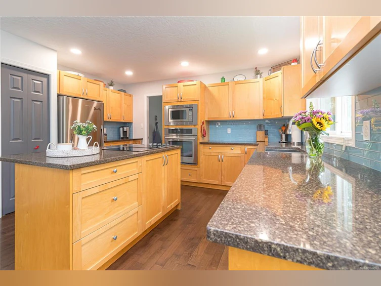 1927 Riverside Drive, View Royal, BC, V9B 6H9 - 6