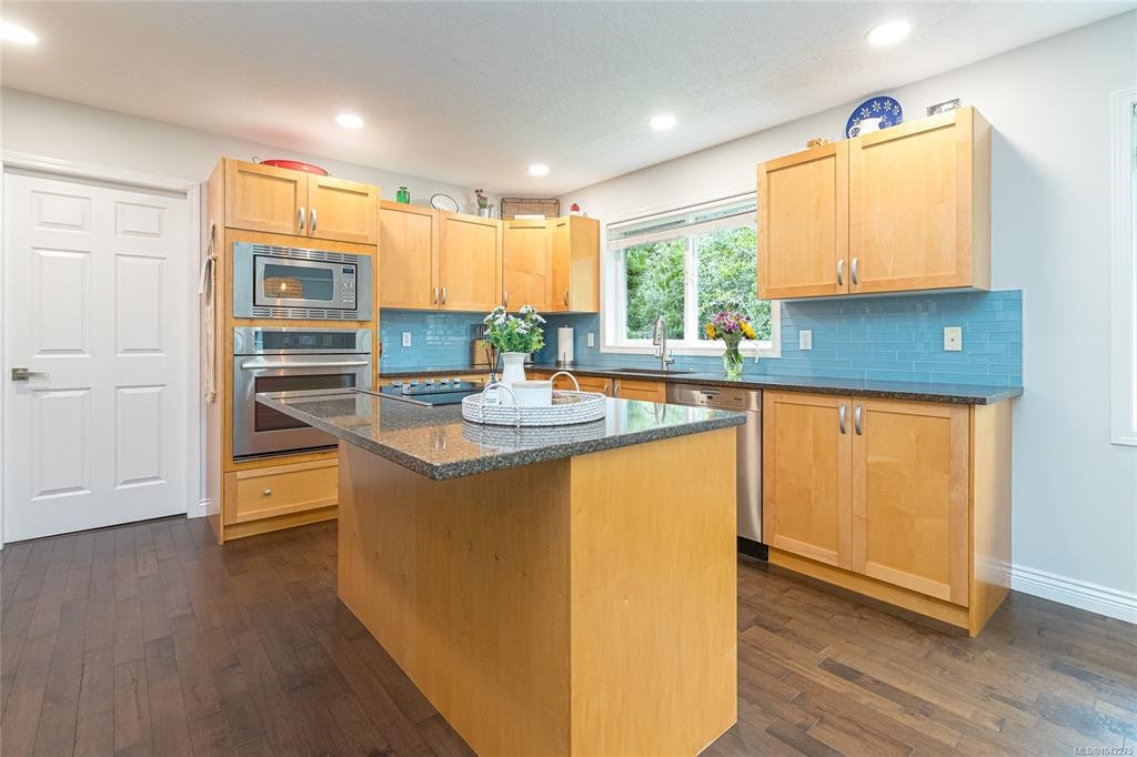 1927 Riverside Drive, View Royal, BC, V9B 6H9 - 8