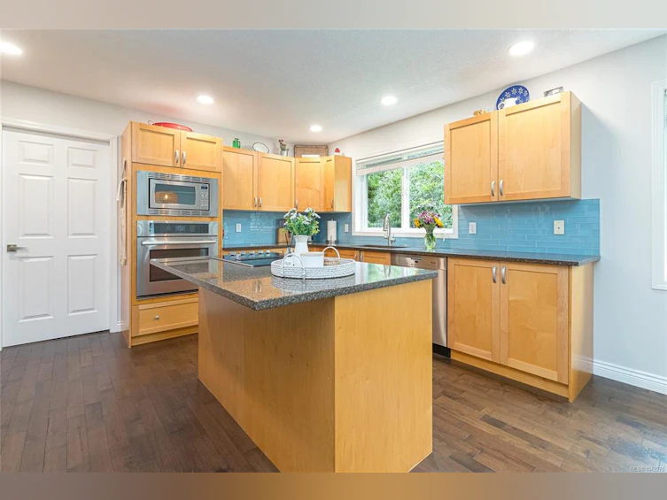 1927 Riverside Drive, View Royal, BC, V9B 6H9 - 8