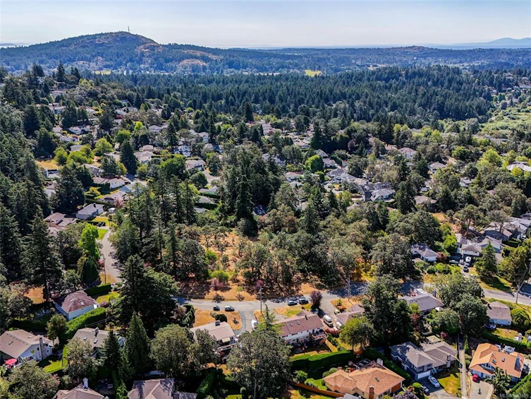 860 Falaise Crescent, Saanich, BC, V8Y 1A1 - 27