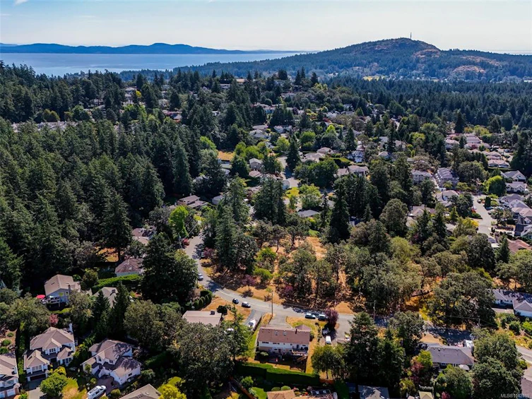 860 Falaise Crescent, Saanich, BC, V8Y 1A1 - 26