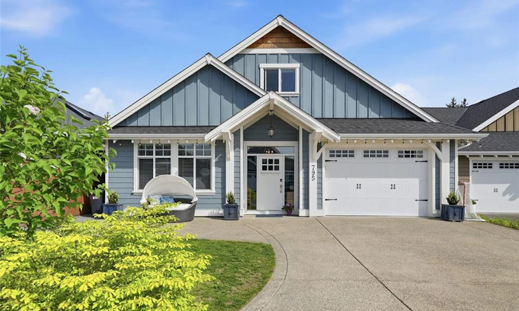 795 Parkside Crescent