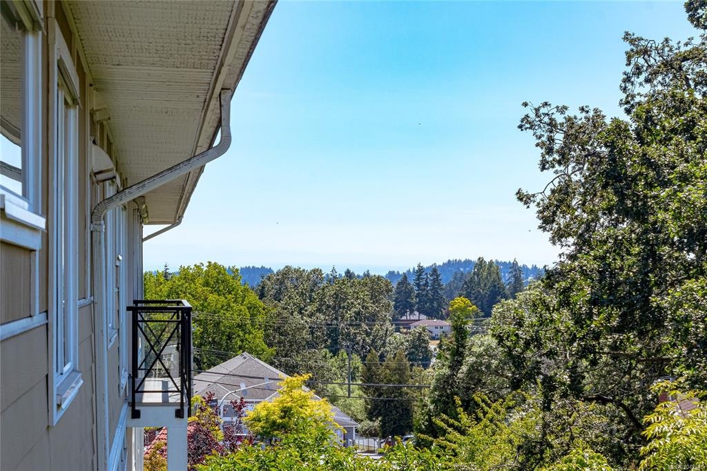 304-4536 Viewmont Avenue, Saanich, BC, V8Z 5L2