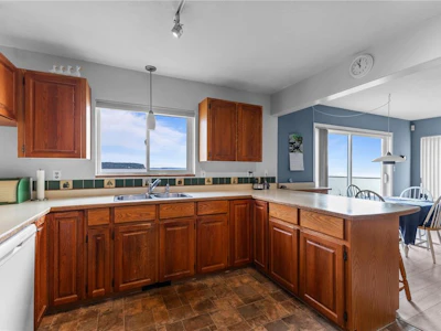 1081 S Island Highway - 5