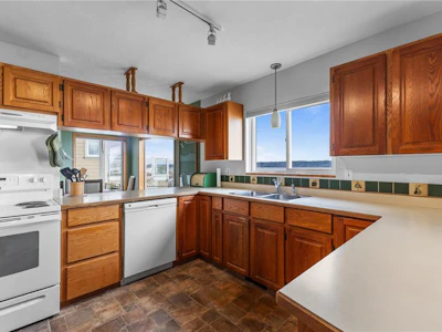 1081 S Island Highway - 5