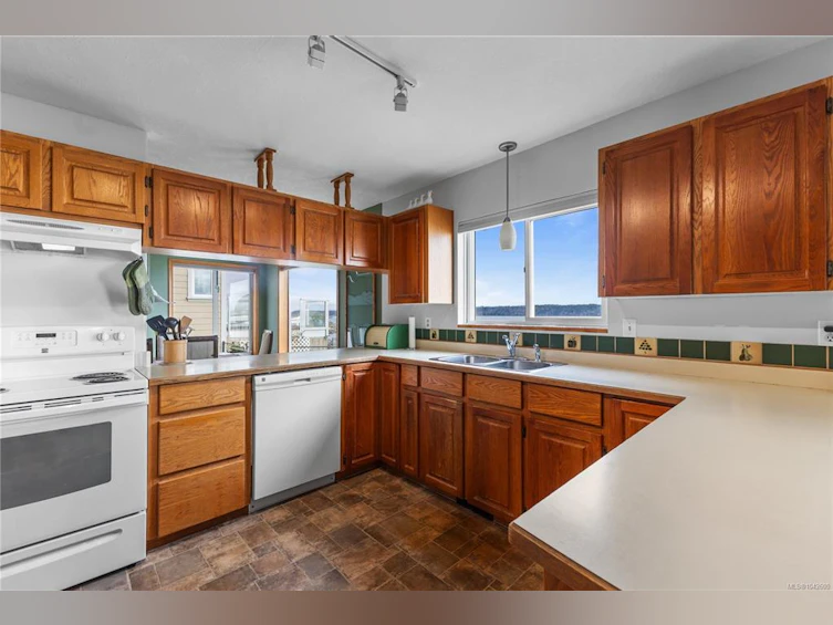 1081 S Island Highway, Campbell River, BC, V9W 1B4 - 6