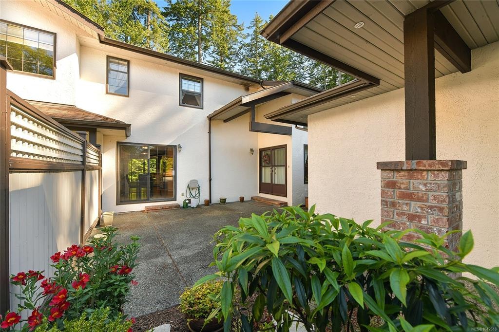 3-4631 Lochside Drive, Saanich, BC, V8Y 2S9