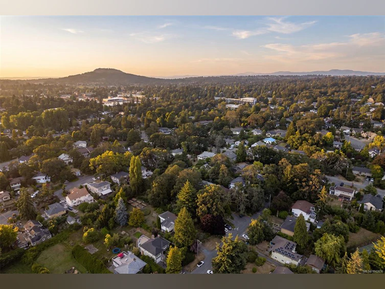 950 Dunn Avenue, Saanich, BC, V8X 2Z4 - 43