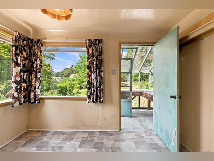 950 Dunn Avenue, Saanich, BC, V8X 2Z4 - 8