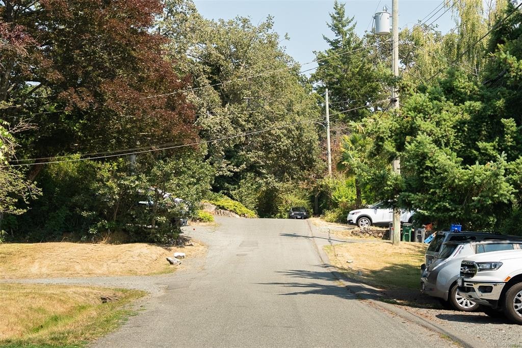 950 Dunn Avenue, Saanich, BC, V8X 2Z4 - 37