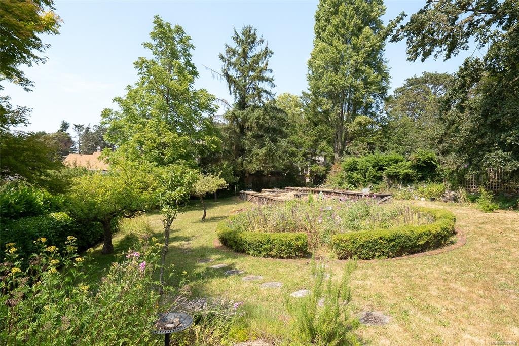 950 Dunn Avenue, Saanich, BC, V8X 2Z4 - 36