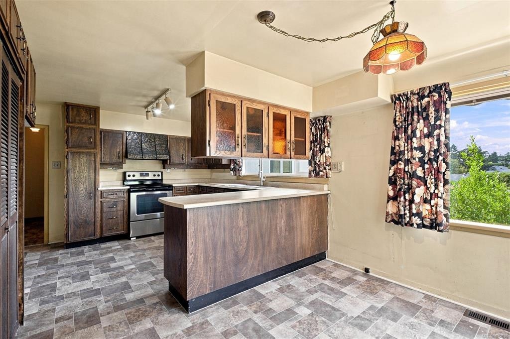 950 Dunn Avenue, Saanich, BC, V8X 2Z4 - 6