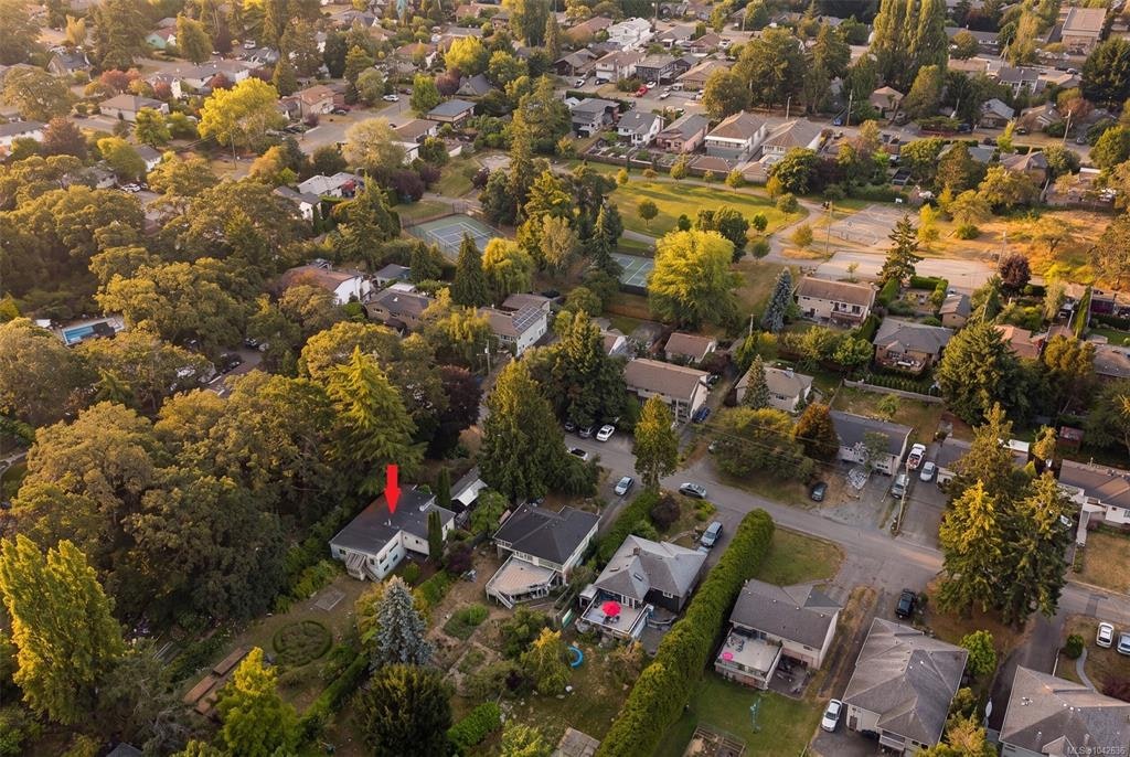 950 Dunn Avenue, Saanich, BC, V8X 2Z4 - 40