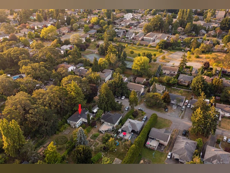 950 Dunn Avenue, Saanich, BC, V8X 2Z4 - 40