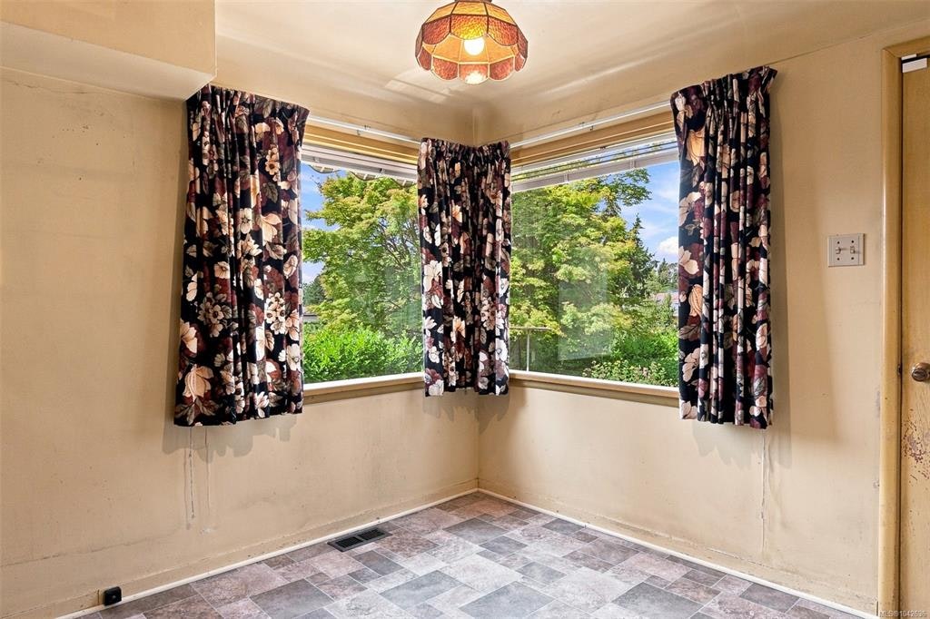 950 Dunn Avenue, Saanich, BC, V8X 2Z4 - 7