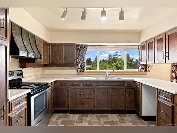 950 Dunn Avenue, Saanich, BC, V8X 2Z4 - 4