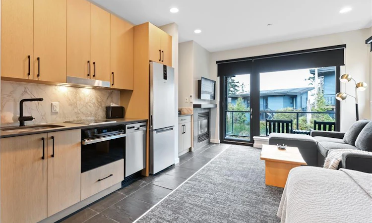 2202-596 Marine Drive