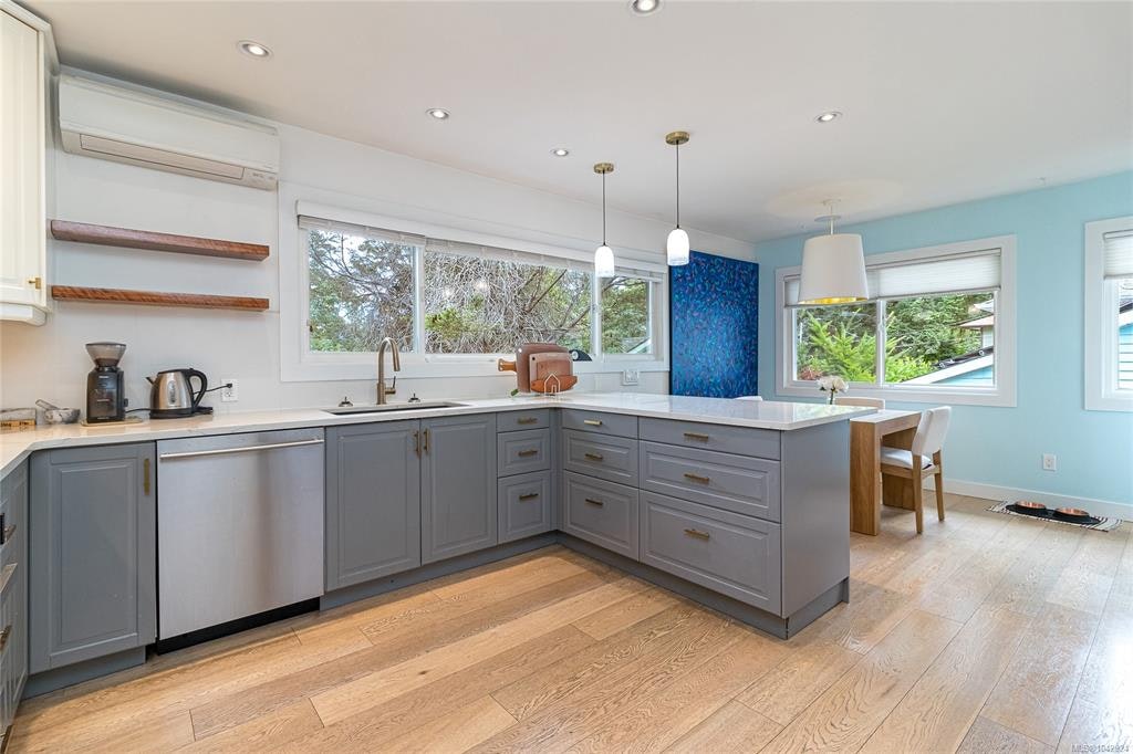 4030 Grange Road, Saanich, BC, V8Z 4V3