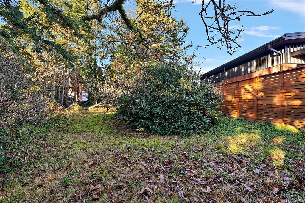 10211 Resthaven Drive, Sidney, BC, V8L 3H2 - 27