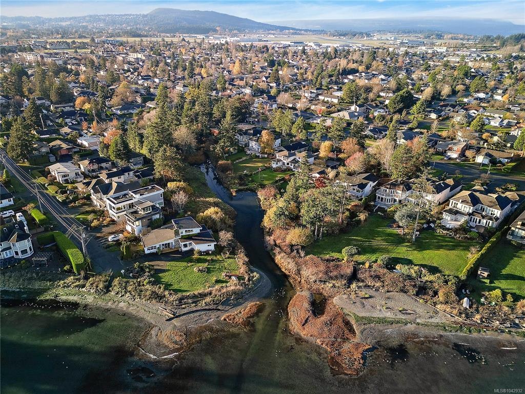 10211 Resthaven Drive, Sidney, BC, V8L 3H2 - 23