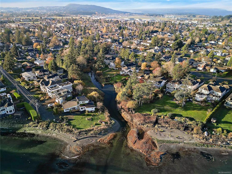 10211 Resthaven Drive, Sidney, BC, V8L 3H2 - 23