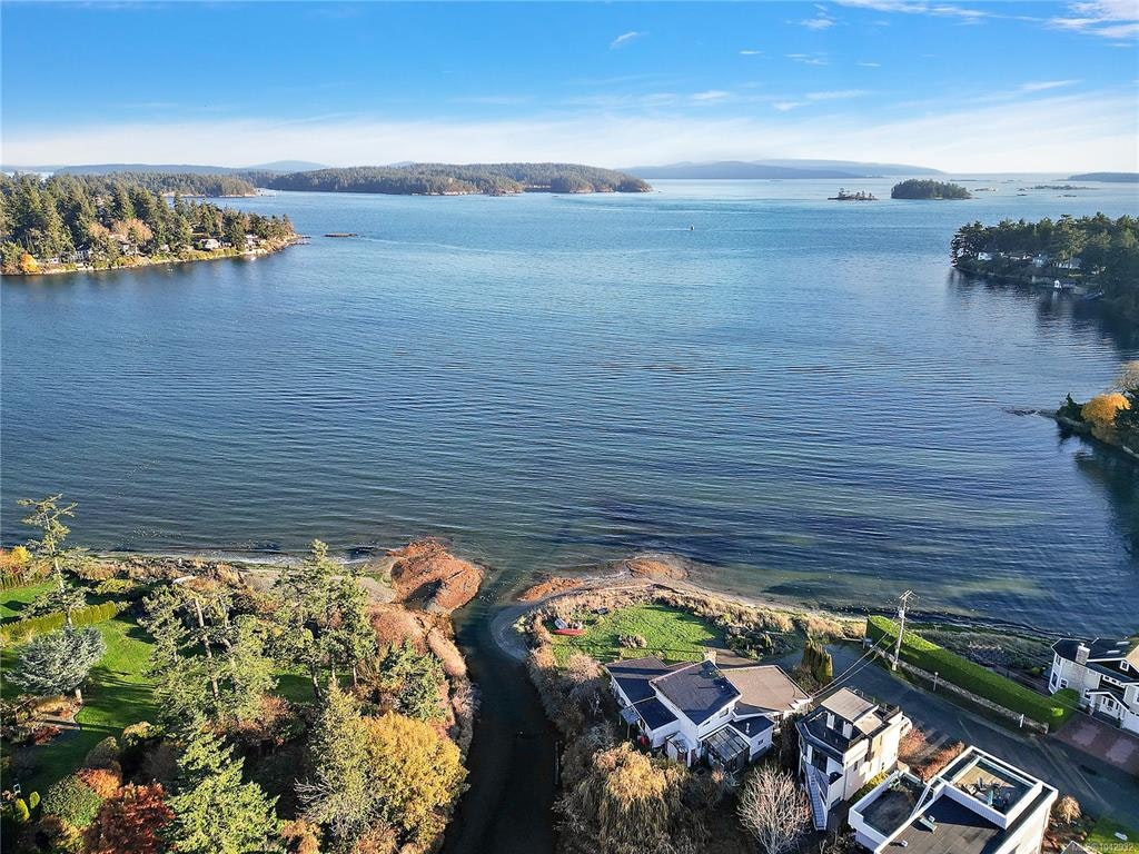 10211 Resthaven Drive, Sidney, BC, V8L 3H2 - 22