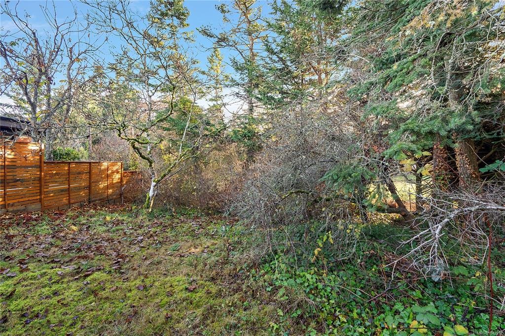 10211 Resthaven Drive, Sidney, BC, V8L 3H2 - 20