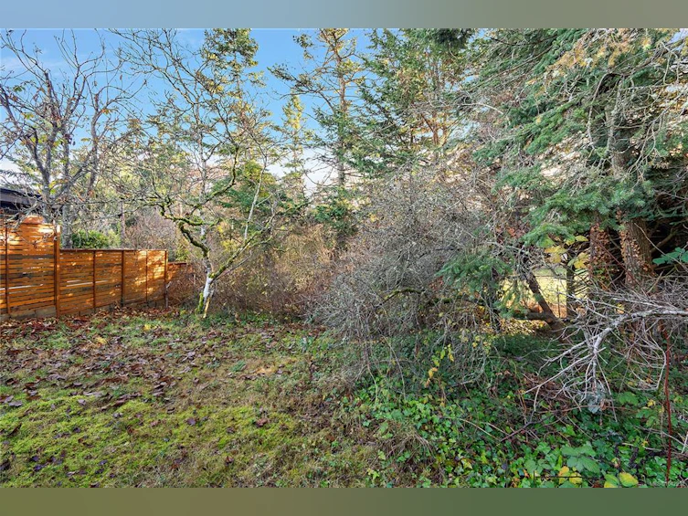 10211 Resthaven Drive, Sidney, BC, V8L 3H2 - 20