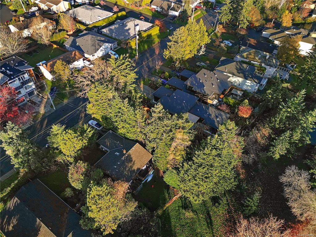 10211 Resthaven Drive, Sidney, BC, V8L 3H2 - 8
