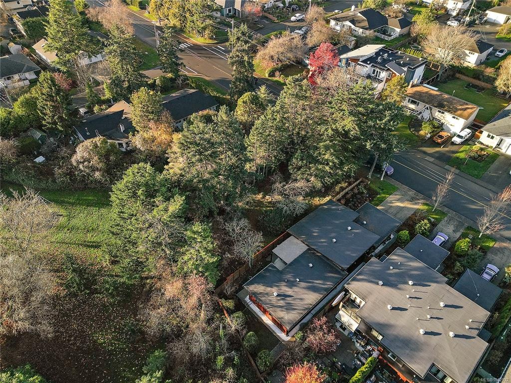 10211 Resthaven Drive, Sidney, BC, V8L 3H2 - 25